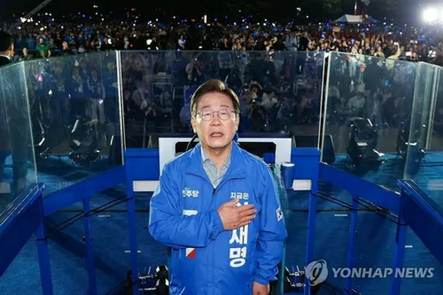 太極旗（韓国国旗）に敬礼する李在明氏＝２日、ソウル（聯合ニュース）