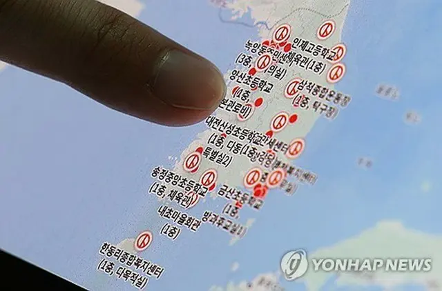 地図アプリで投票所の位置を確認する有権者＝（聯合ニュース）