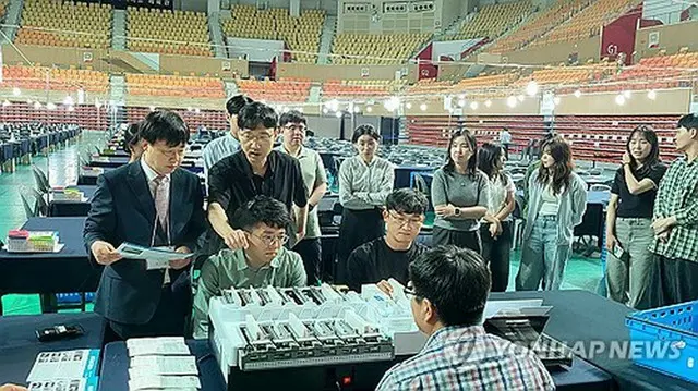 南西部・光州の体育館に設けられた開票所で手順を確認する関係者（光州市選挙管理委員会提供）＝（聯合ニュース）≪転載・転用禁止≫