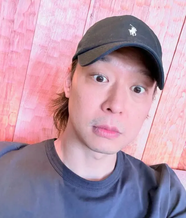 ユチョン、明るい近況…目を見開いた素顔の自撮り写真公開