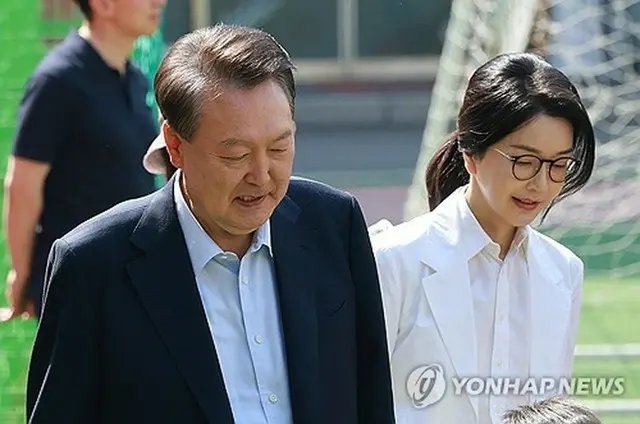 投票所を訪れた尹前大統領夫妻＝３日、ソウル（聯合ニュース）