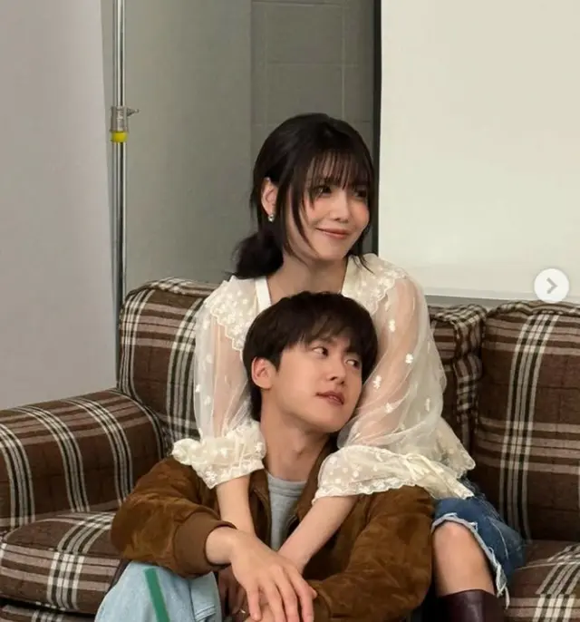 スヨン、俳優コンミョンをバックハグ…