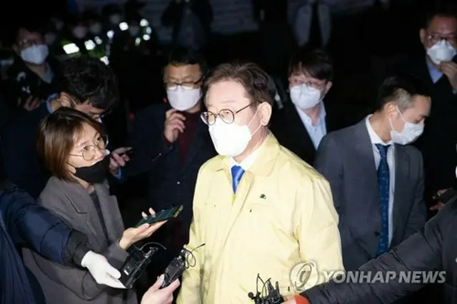 京畿道知事時代の李在明氏（同道提供）＝（聯合ニュース）≪転載・転用禁止≫