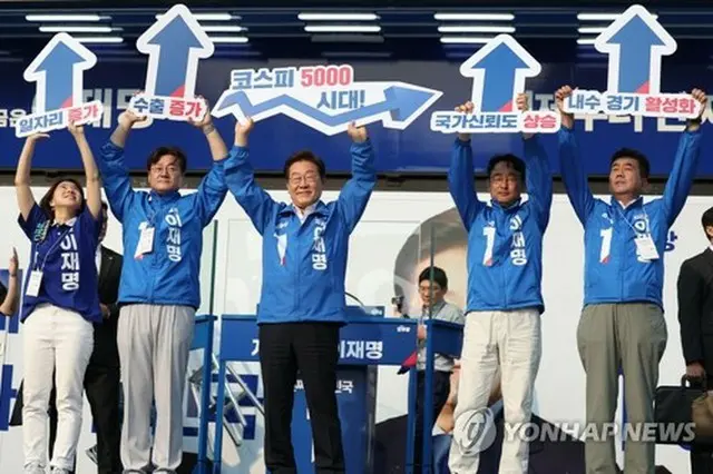 大統領選の選挙活動を行う李在明（イ・ジェミョン）氏（中央）＝（聯合ニュース）