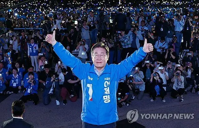 ２日、ソウル市内で行った最後の遊説で支持を訴える李在明氏＝（聯合ニュース）