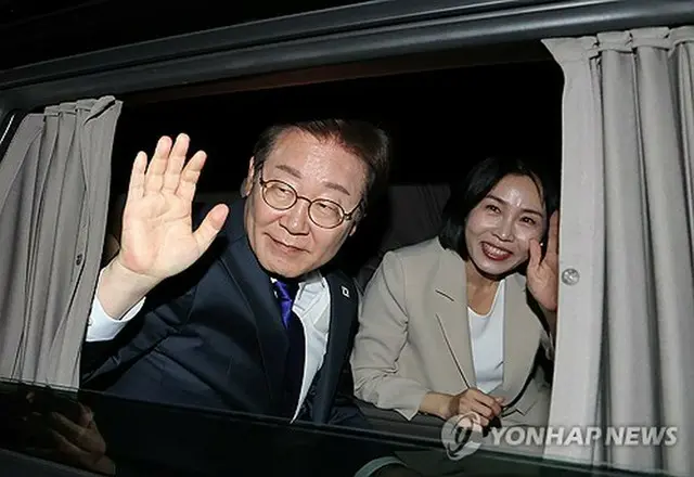 革新系政党「共に民主党」の開票行事に出席した李在明氏夫妻（共同取材）＝４日、ソウル（聯合ニュース）