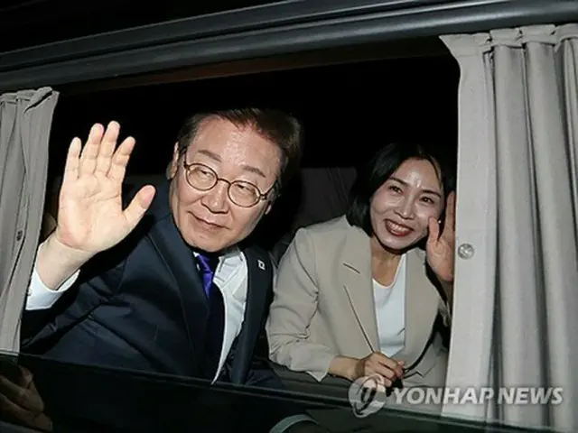革新系政党「共に民主党」の開票行事に出席した李在明氏夫妻（共同取材）＝４日、ソウル（聯合ニュース）