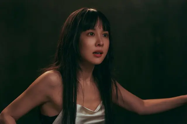 【オフィシャルインタビュー】『パラサイト　半地下の家族』で“覗かれていた”女優チョ・ヨジョン、『秘顔-ひがん-』では密室に閉じ込められ“覗く側”に？3