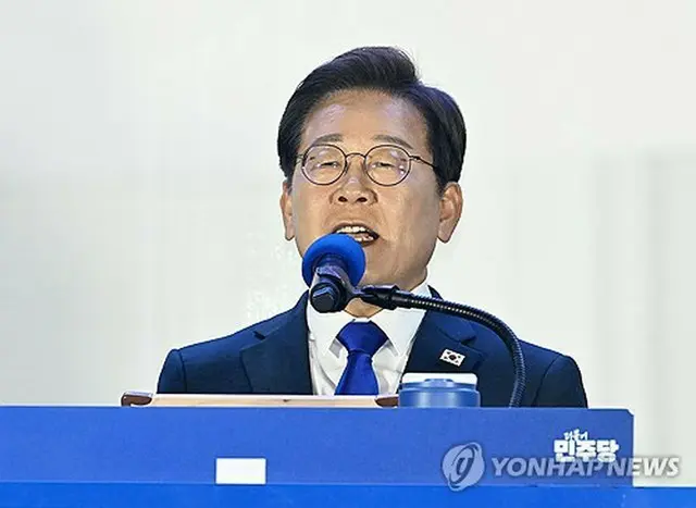当選を確実にし、支持者の前で演説する李在明氏＝４日、ソウル（聯合ニュース）