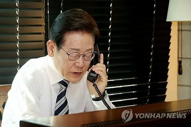 自宅で金明秀合同参謀本部議長から報告を受ける李大統領＝４日、仁川（聯合ニュース）
