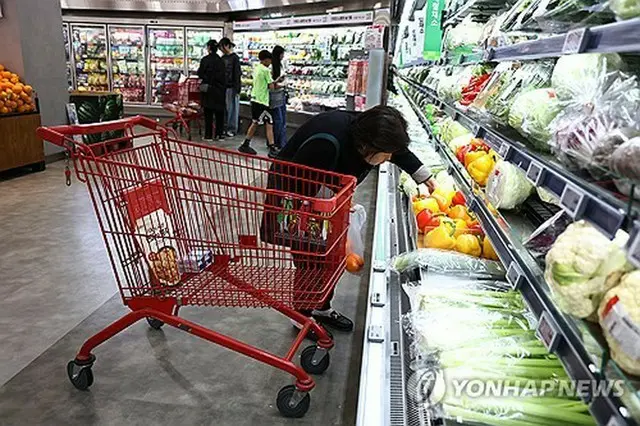 ソウル市内の大型スーパーで買い物する市民＝３日、ソウル（聯合ニュース）