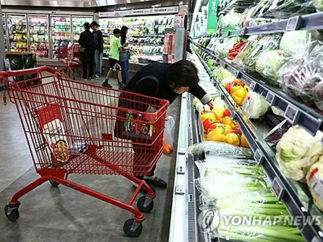 ソウル市内の大型スーパーで買い物する市民＝３日、ソウル（聯合ニュース）