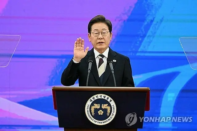 就任宣誓を行う李大統領（国会写真記者団）＝４日、ソウル（聯合ニュース）