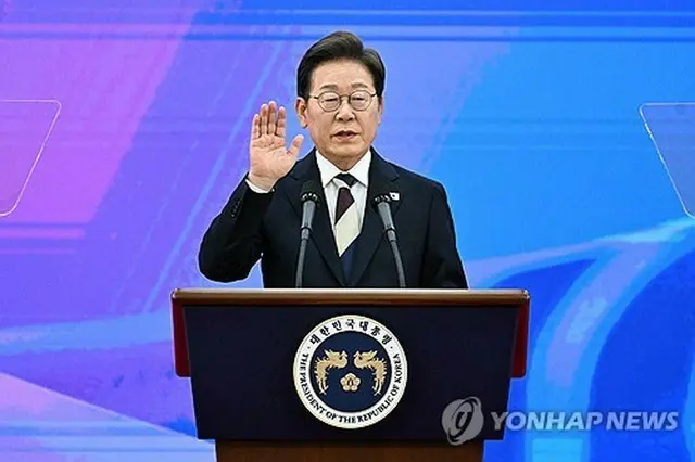 就任宣誓を行う李大統領（国会写真記者団）＝４日、ソウル（聯合ニュース）