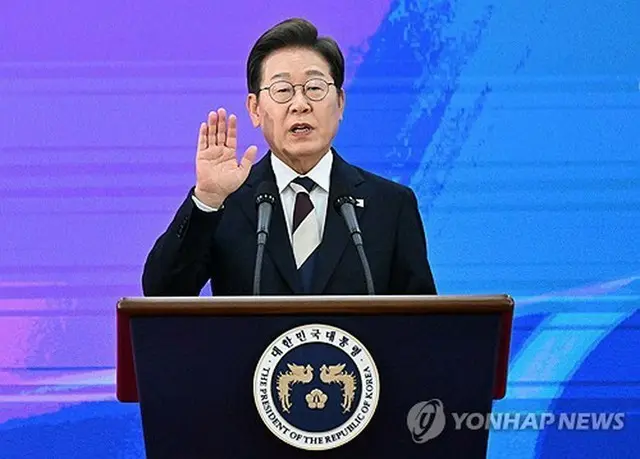 就任宣誓を行う李大統領（国会写真記者団）＝４日、ソウル（聯合ニュース）