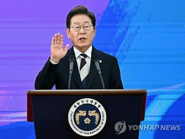 就任宣誓を行う李大統領（国会写真記者団）＝４日、ソウル（聯合ニュース）