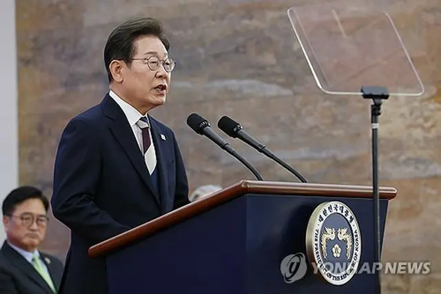 国会で就任式を行う李大統領＝４日、ソウル（聯合ニュース）