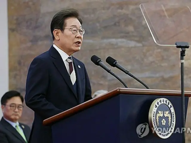 国会で就任式を行う李大統領＝４日、ソウル（聯合ニュース）