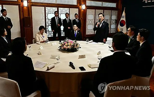 昼食会で発言する李大統領（国会写真記者団）＝４日、ソウル（聯合ニュース）