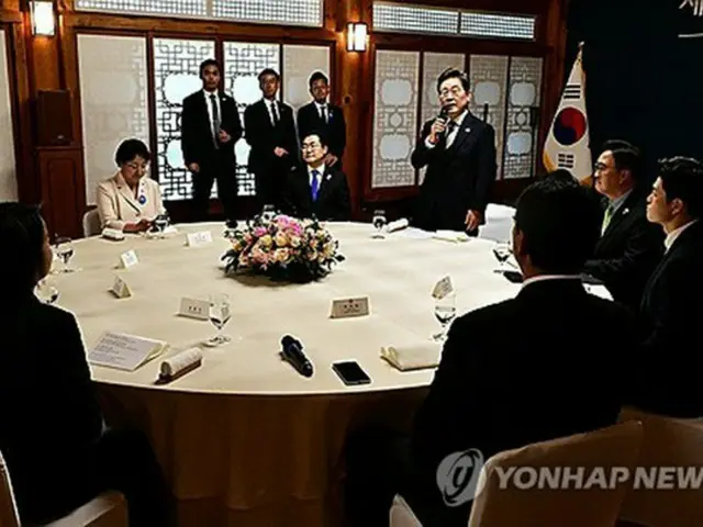 昼食会で発言する李大統領（国会写真記者団）＝４日、ソウル（聯合ニュース）