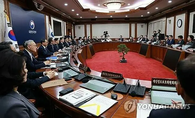 ５月２８日に大統領権限を代行する李周浩（イ・ジュホ）社会副首相兼教育部長官が開いた最後の閣議の様子（資料写真）＝（聯合ニュース）