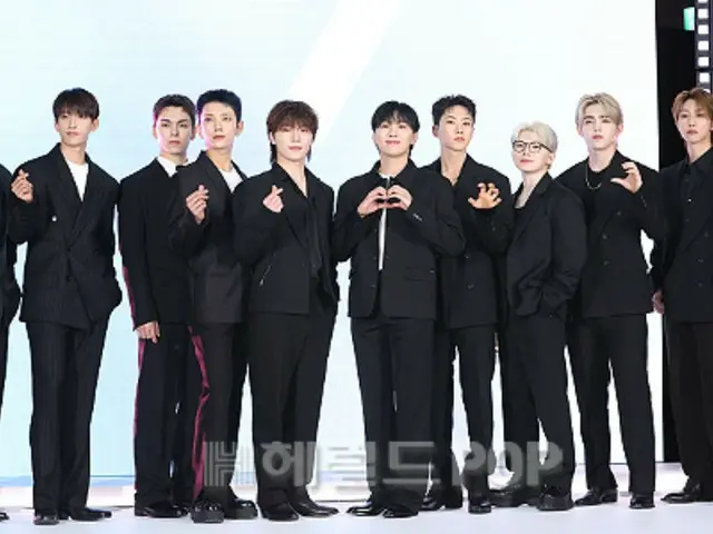 【フォト】「SEVENTEEN」、ダンディなスーツ姿であいさつ