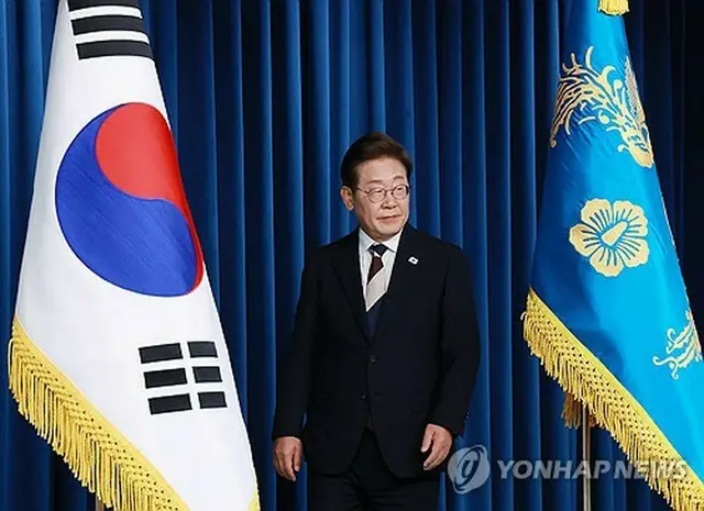 大統領室で記者会見に臨む李大統領＝４日、ソウル（聯合ニュース）