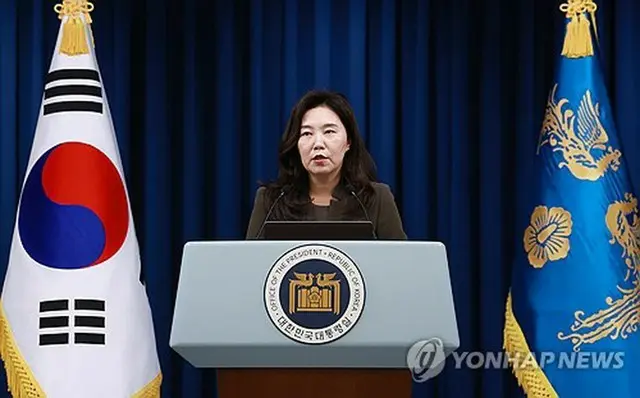 大統領室で記者会見を開く姜由楨報道官＝４日、ソウル（聯合ニュース）