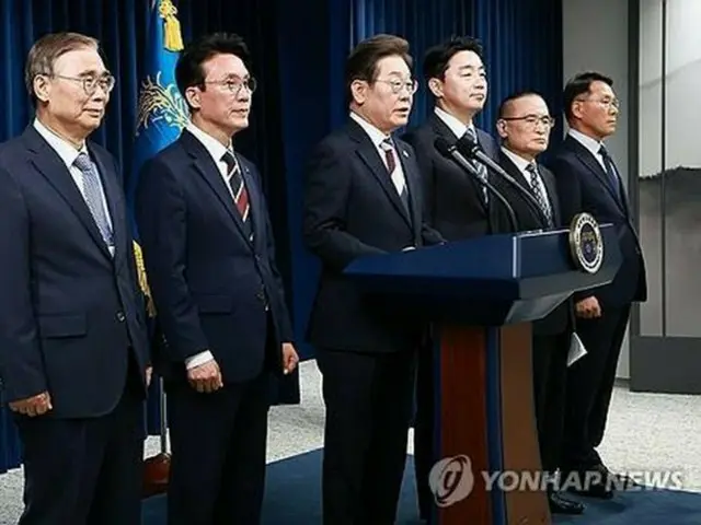 大統領室で人事を発表する李大統領（左から３人目）＝４日、ソウル（聯合ニュース）