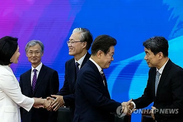 曺喜大（チョ・ヒデ）大法院長（最高裁長官）、金炯ドゥ（キム・ヒョンドゥ）憲法裁所長権限代行、李周浩氏らとあいさつする李在明大統領（右から２人目、国会写真記者団）＝（聯合ニュース）