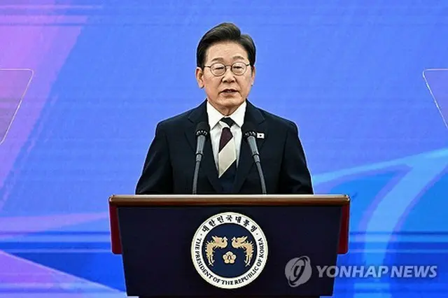 国会で開かれた大統領就任宣誓式で国民に向けてメッセージを発表する李大統領（国会写真記者団）＝４日、ソウル（聯合ニュース）