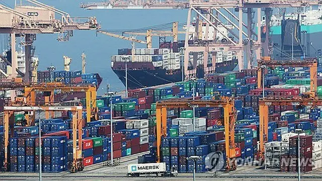 コンテナの積み下ろし作業が行われている平沢港（資料写真）＝（聯合ニュース）