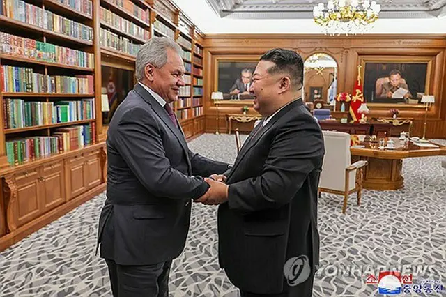 握手を交わす金正恩氏（右）とショイグ氏＝（朝鮮中央通信＝聯合ニュース）≪転載・転用禁止≫