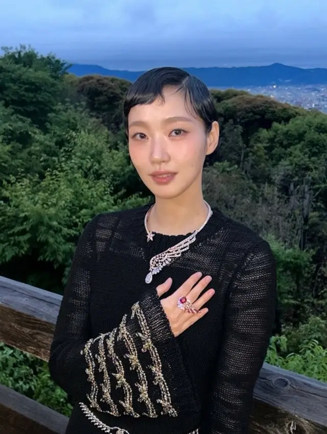 女優キム・ゴウン、ショートカットも良く似合う…シースルーで優雅&セクシー