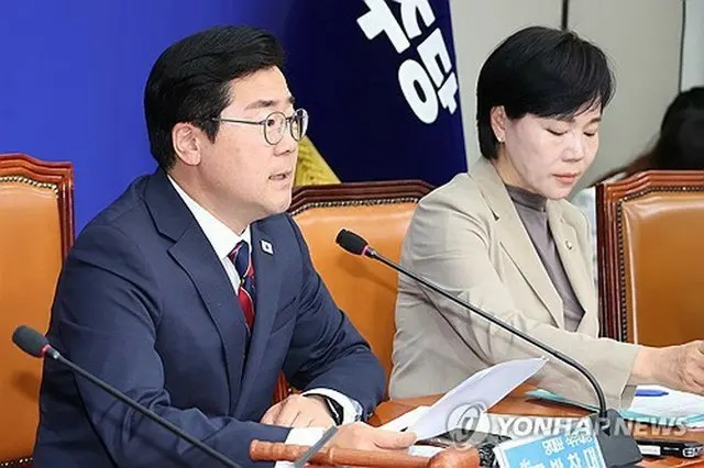 最高委員会で発言する朴賛大氏（左）＝５日、ソウル（聯合ニュース）