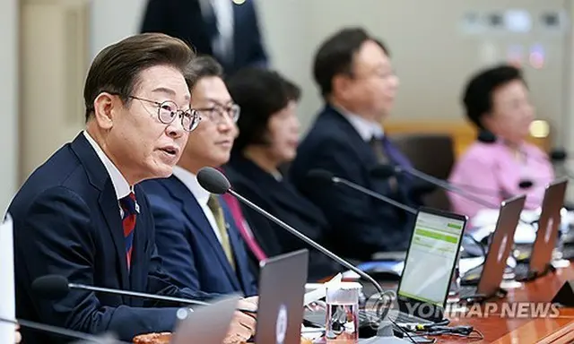 閣議で発言する李大統領（大統領室通信写真記者団）＝５日、ソウル（聯合ニュース）