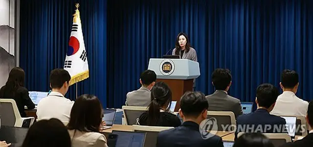 記者会見を行う姜報道官＝５日、ソウル（聯合ニュース）