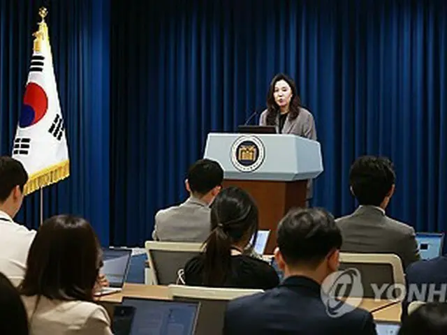 記者会見を行う姜報道官＝５日、ソウル（聯合ニュース）