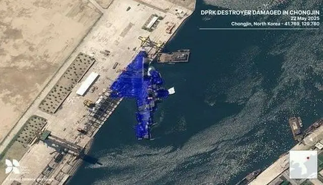 事故後、青いシートで覆われた北朝鮮の駆逐艦の衛星写真（英シンクタンク「オープンソース・センター」のＸより）＝（聯合ニュース）≪転載・転用禁止≫