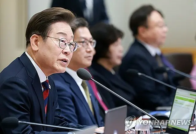 閣議で発言する李大統領＝５日、ソウル（聯合ニュース）