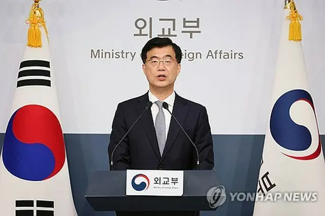 定例会見を行う外交部の李在雄（イ・ジェウン）報道官＝５日、ソウル（聯合ニュース）