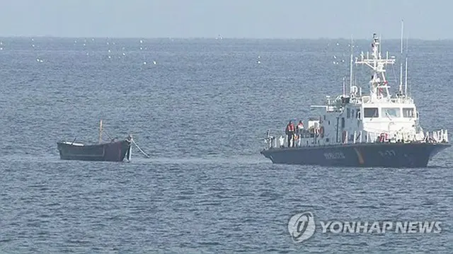 ２０２３年１０月２４日、韓国北東部の束草沖で見つかり、えい航される北朝鮮の木造船＝（聯合ニュースＴＶ）