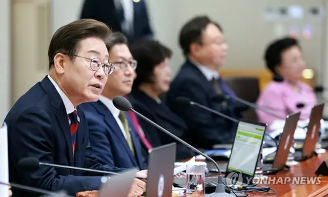 閣議で発言する李大統領（大統領室通信写真記者団）＝５日、ソウル（聯合ニュース）