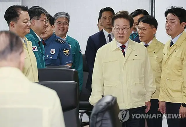 ソウルの大統領室で開かれた安全治安点検会議に出席した李大統領（中央）＝６日、ソウル（聯合ニュース）