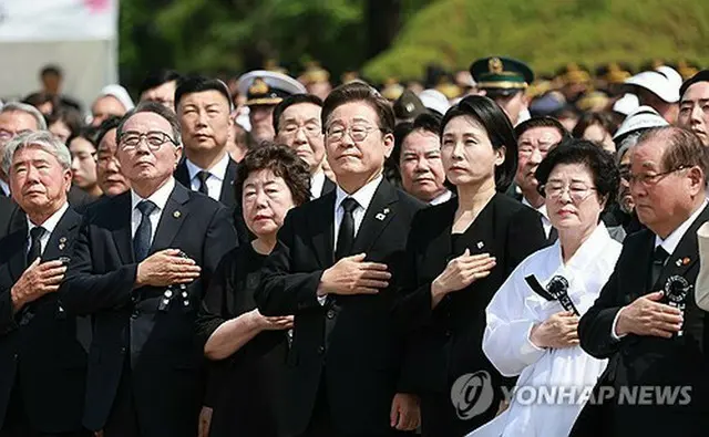 「顕忠日」の式典に出席した李大統領＝６日、ソウル（聯合ニュース）