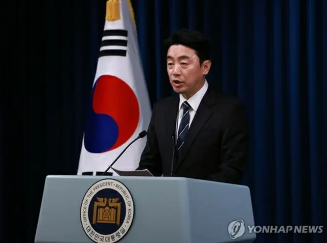 大統領室の組織改編案を発表する姜勳植・大統領秘書室長＝６日、ソウル（聯合ニュース）