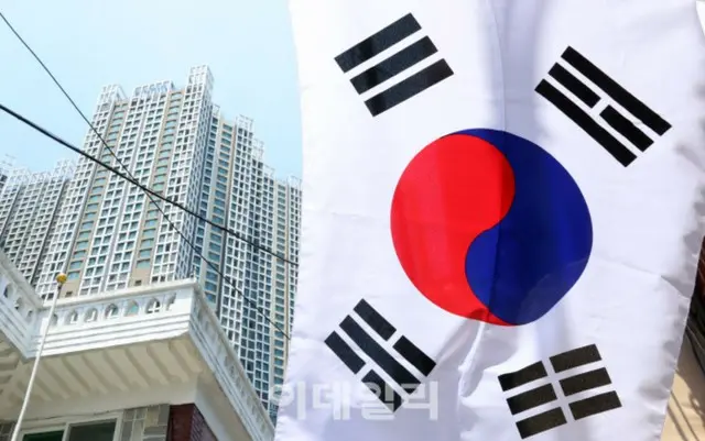 顕忠日に太極旗が入ったゴミ袋を発見...警察調査＝韓国