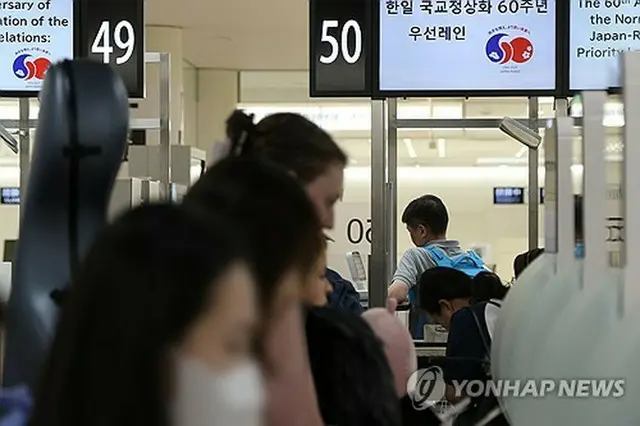 羽田空港に設置された専用の入国審査レーンを利用する韓国人客＝８日、東京（聯合ニュース）