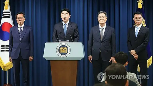 李大統領は８日、大統領室の政務・広報・民情の３首席秘書官を任命した＝（聯合ニュース）
