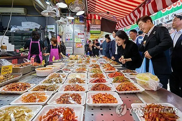 李在明大統領が６日、ソウル市内の伝統市場をサプライズ訪問し、小規模事業者らの声を聴いた。夫人と共に市場を訪れた李大統領（大統領室提供）＝（聯合ニュース）≪転載・転用禁止≫